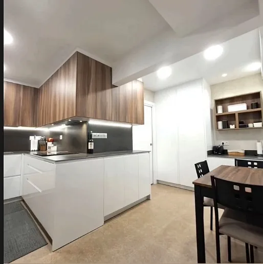 interior de cocina de muebles negros